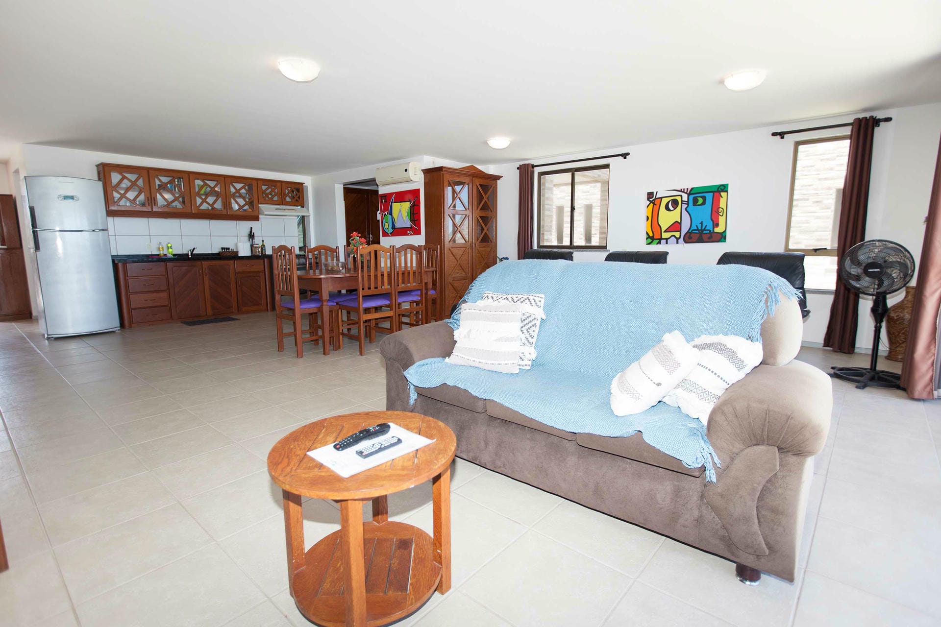 Sala de estar e cozinha do apartamento
