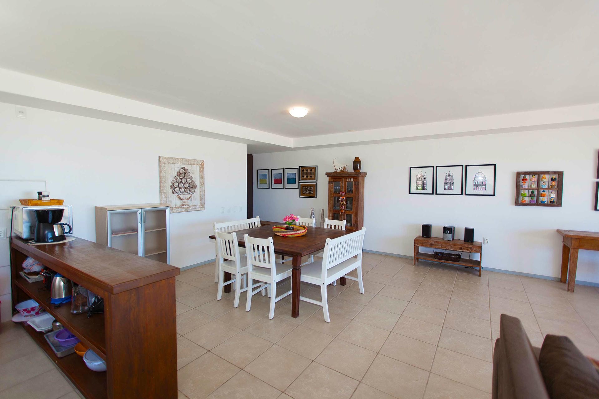 Sala de estar e cozinha do apartamento