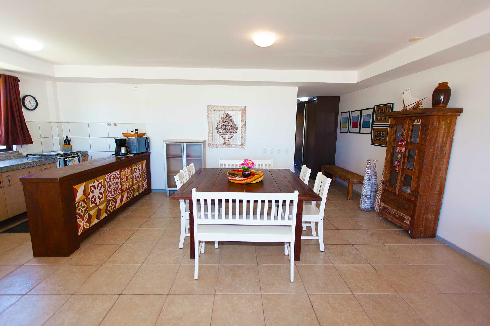 Sala de estar do apartamento com vista para o mar