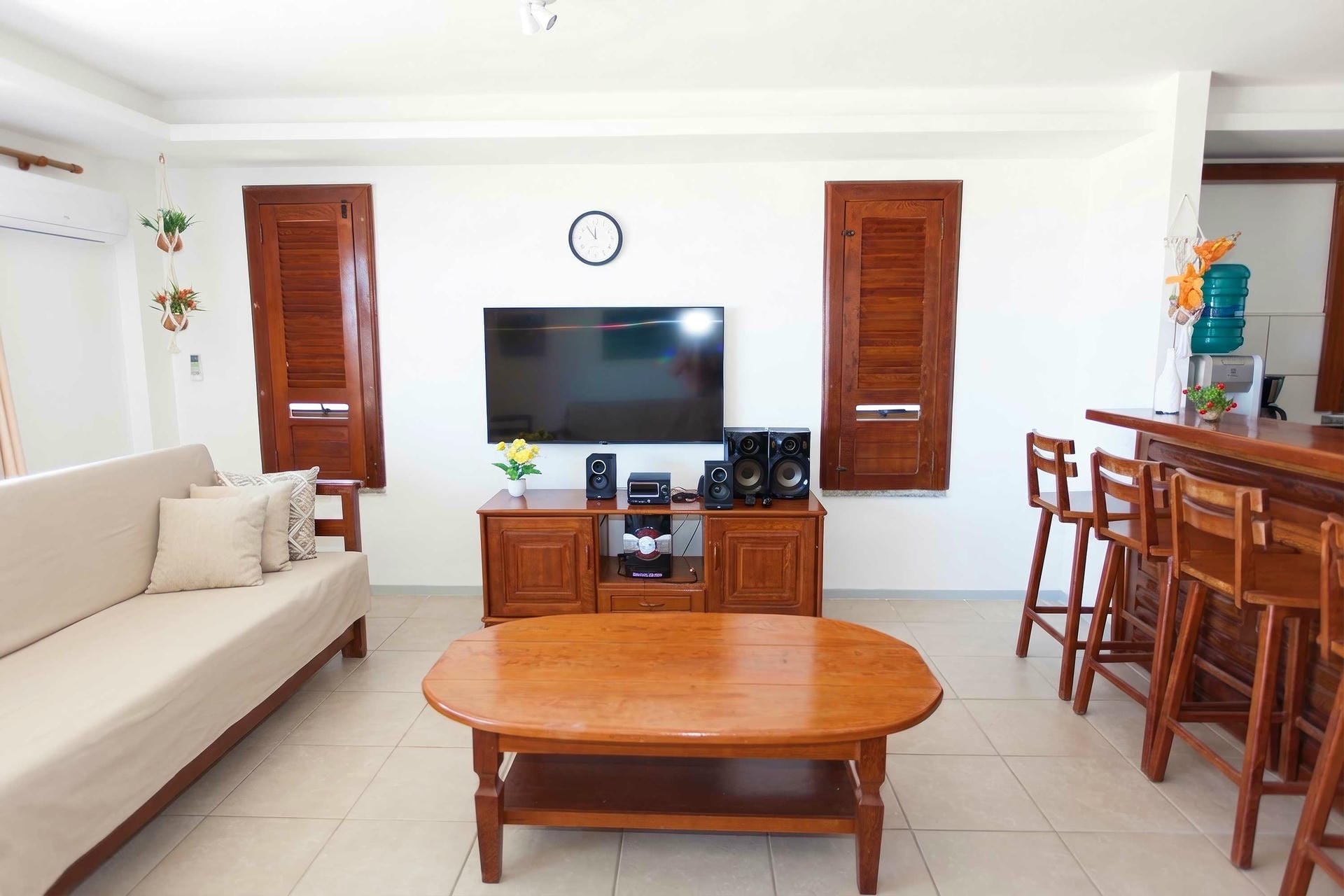 Sala de estar do apartamento com vista para o mar