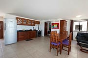 Cozinha da penthouse com vista para o mar