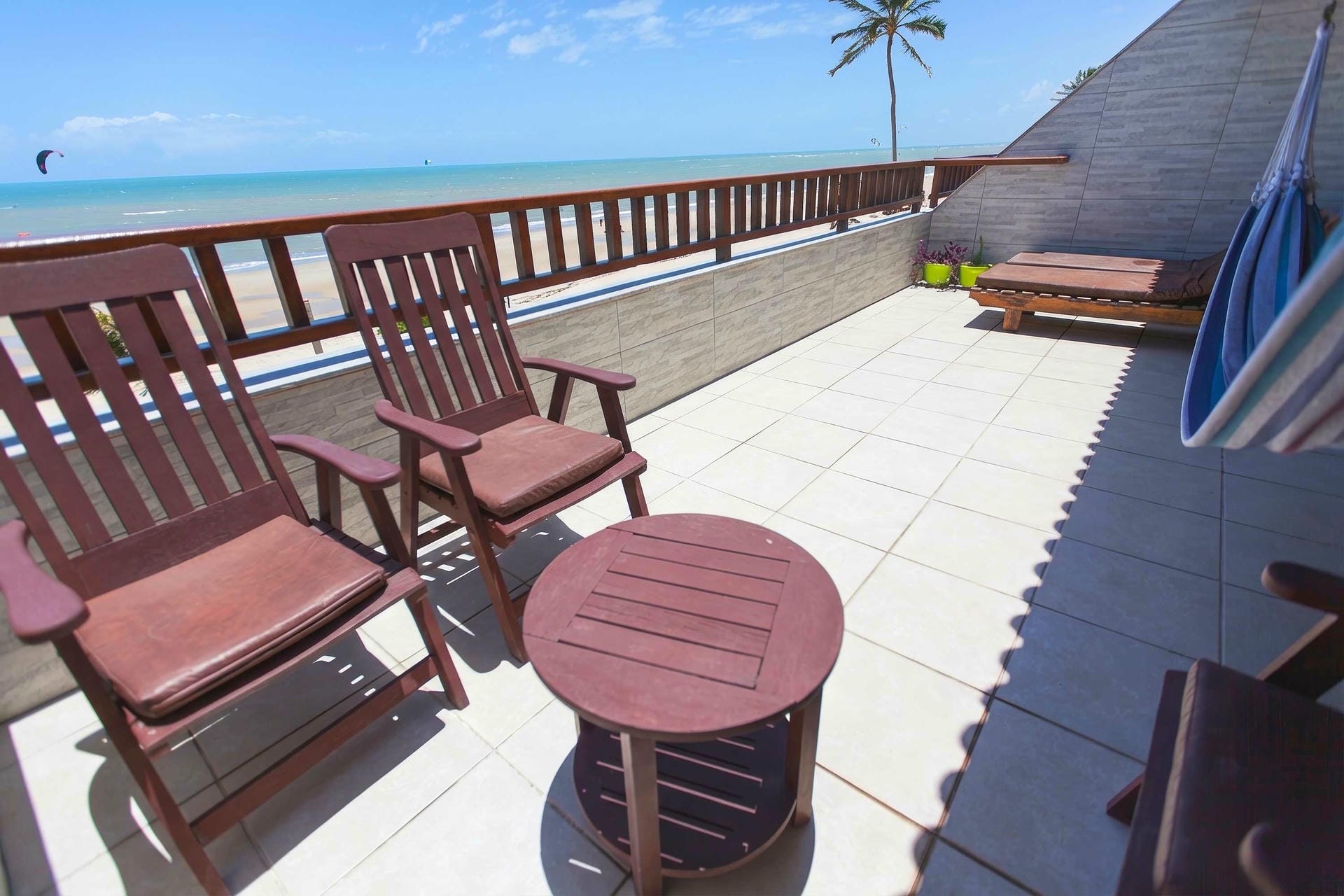 Varanda do apartamento com vista para o mar